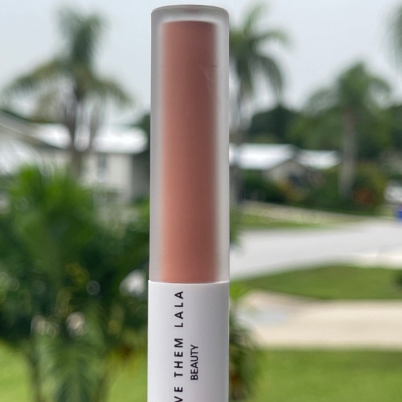 GIVE THEM LALA Beauty Matte & Moisture 2 in 1 Lip Duo Wand In Birthday Suit - Picture 4 of 10